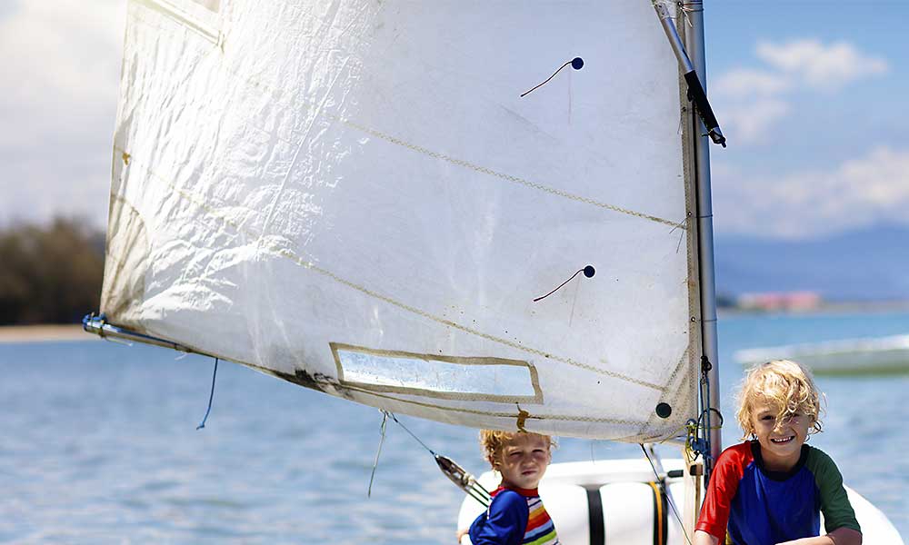 Enfants en initiation à la voile sur la lagune de Thau