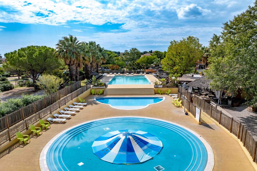 Vue aérienne du camping Beau Rivage à Mèze, piscines et pins