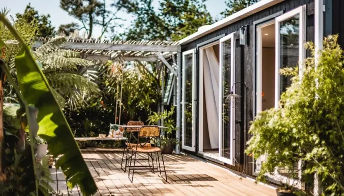 Terrasse d’un mobil-home Privilège au camping dans l’Hérault