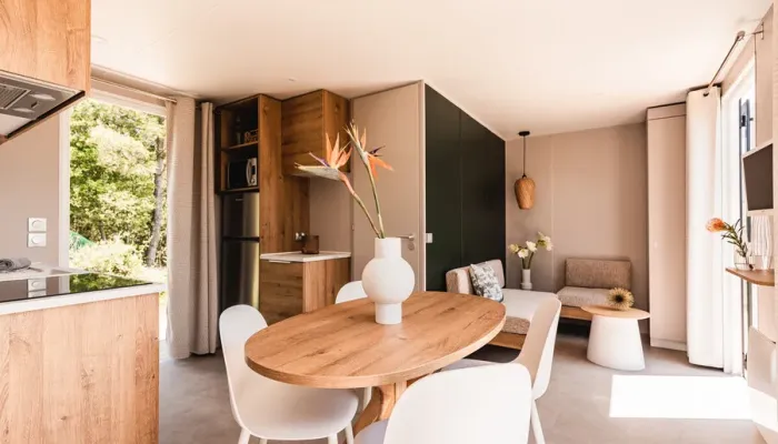 Salon d’un mobil-home Privilège en location dans l’Hérault