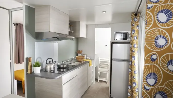 Cuisine équipée d’un mobil-home Confort dans l’Hérault